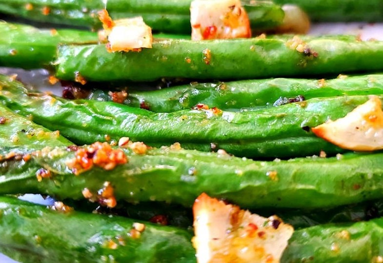 5 Minute Air Fryer Garlic Roasted Green Beans