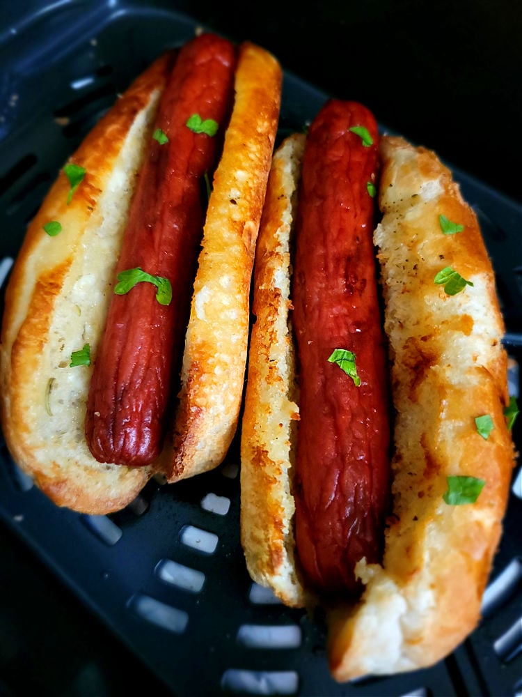can i use aluminum foil when cooking hot dogs in the air fryer