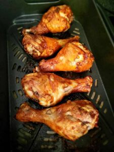 crispy drumsticks in air fryer basket