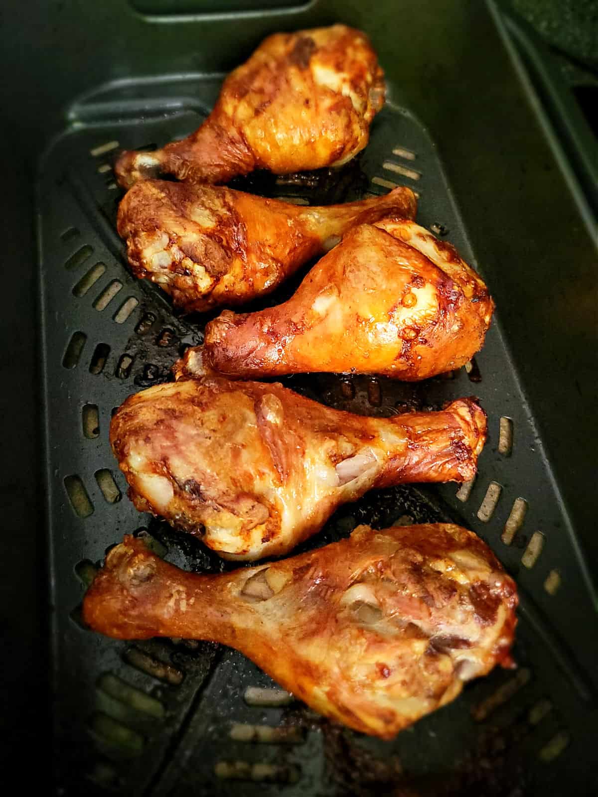 crispy drumsticks in air fryer basket