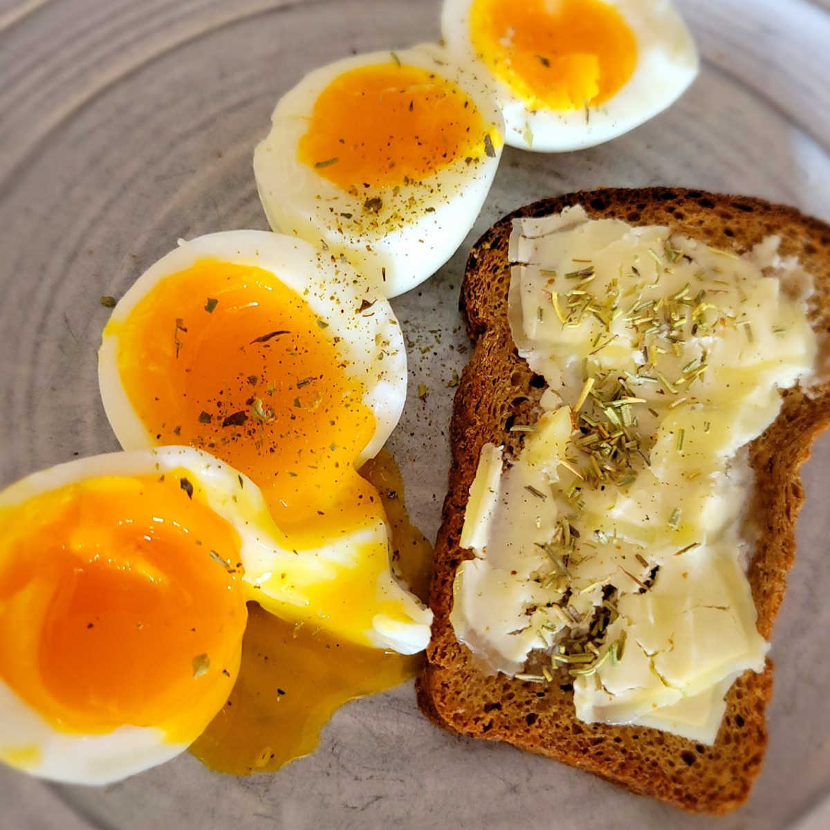 runny soft boiled eggs in air fryer